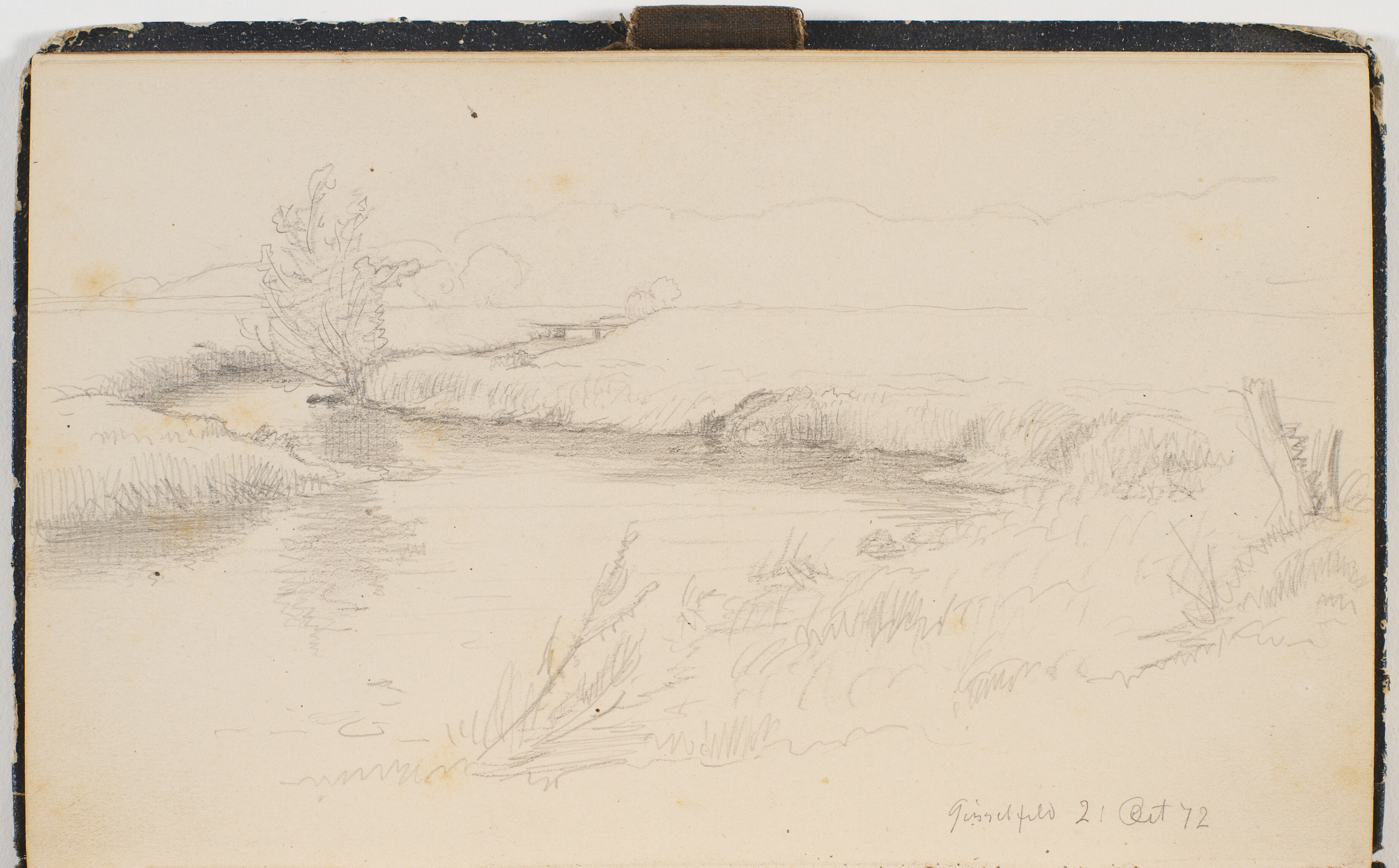 En å, der snor sig gennem et fladt landskab. I baggrunden et skovbryn